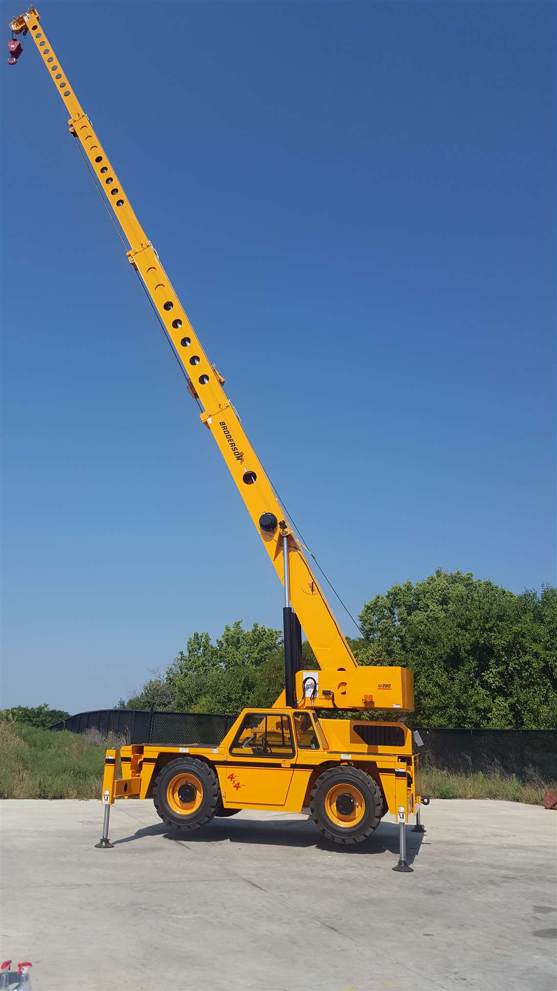 Broderson rolls out new 20-ton carry deck crane - American Cranes Transport