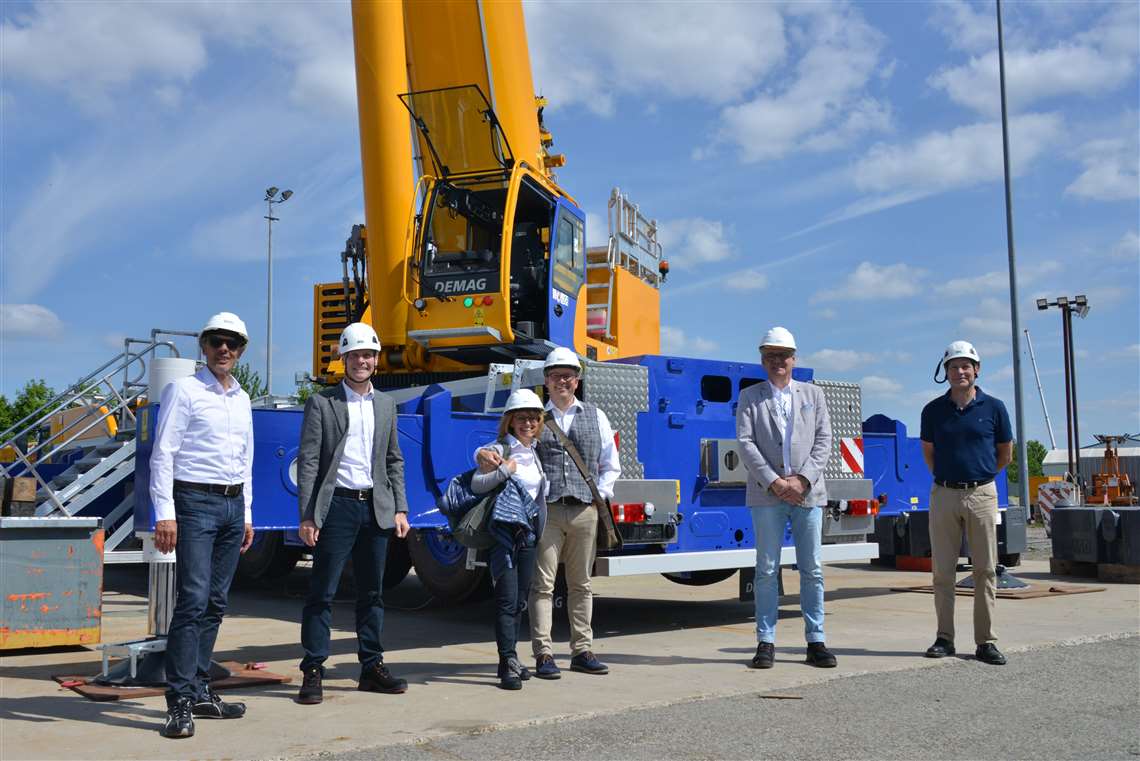 Wiesbauer is the first customer for the AC 450-7. People from the company and Demag in front of the new crane
